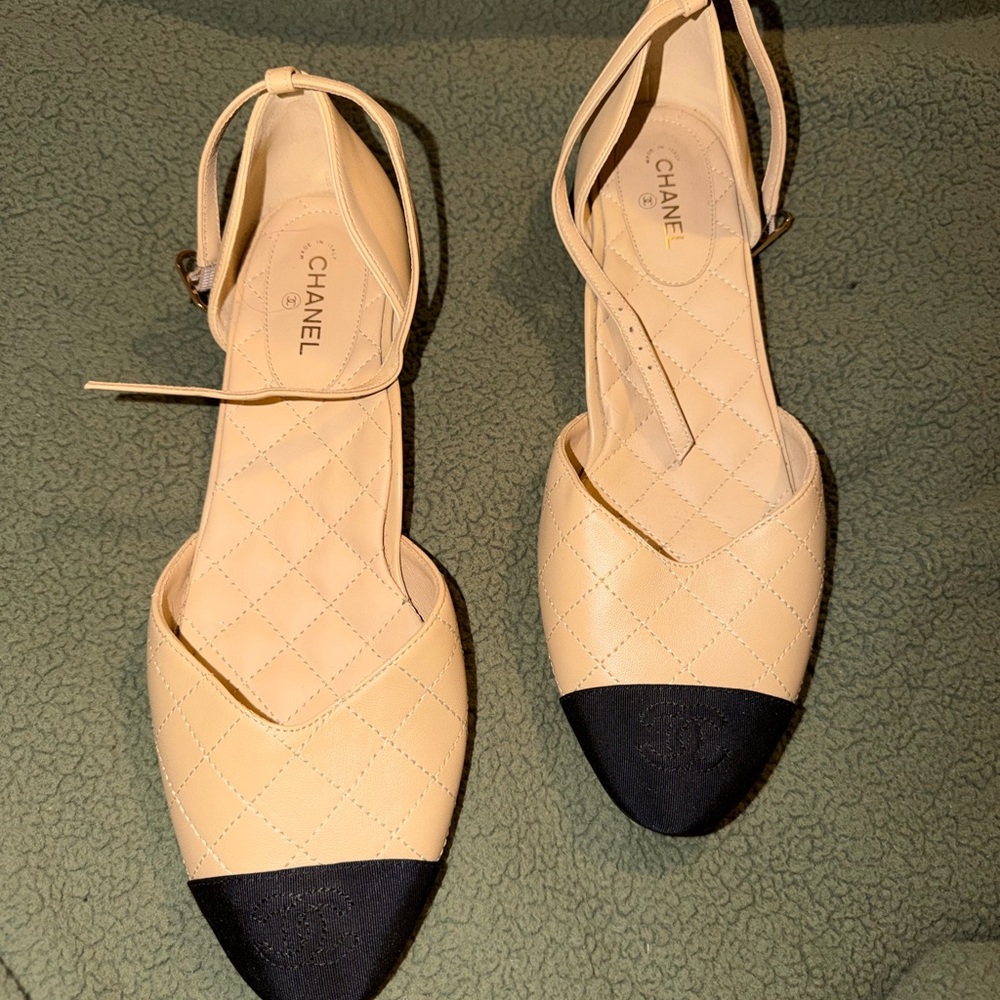 CHANEL Flats